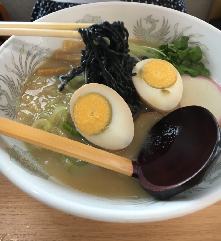 大涌谷の極楽茶屋 で黒ラーメンを食べました。